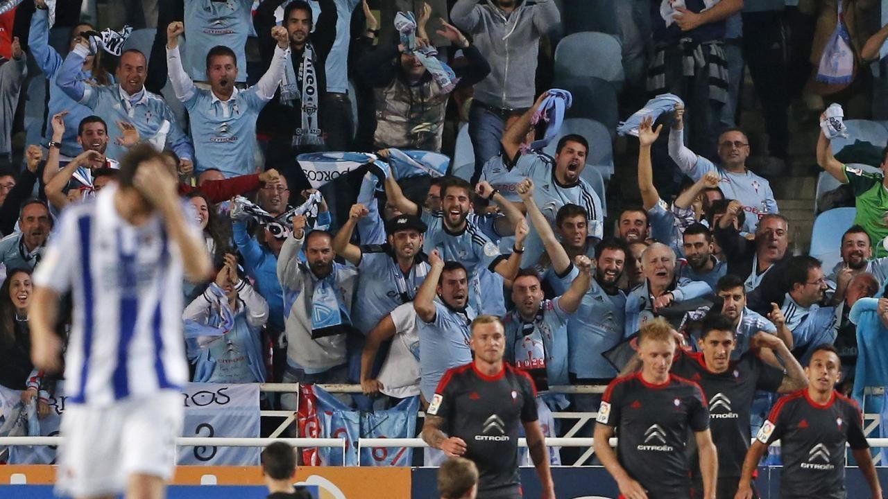 Los jugadores y la afición del Celta de Vigo celebran el decisivo tercer gol del equipo