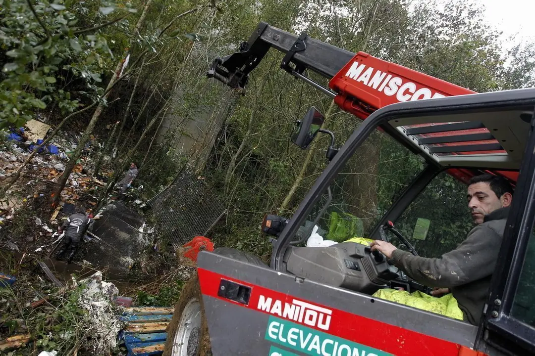 Un operario retira, la pasada semana, la carga del camión que acabó en el cauce