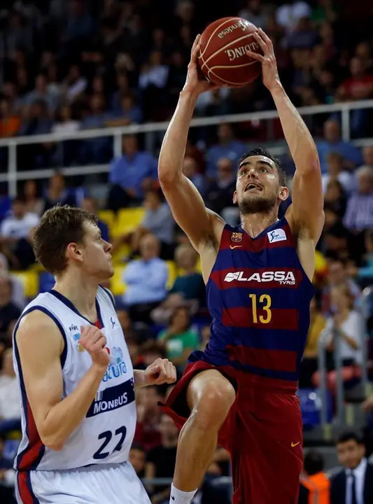 El base checo del Barcelona, Tomas Satoransky entra a canasta frente al alero lituano del Obradoiro, Eimantas Bendzius