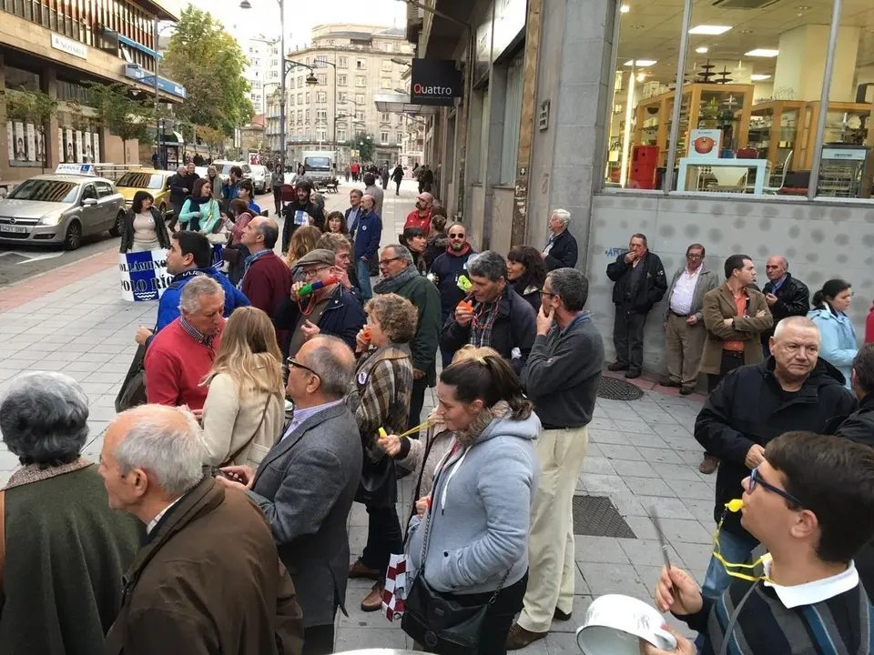 Los manifestantes portaban pancartas y silbatos