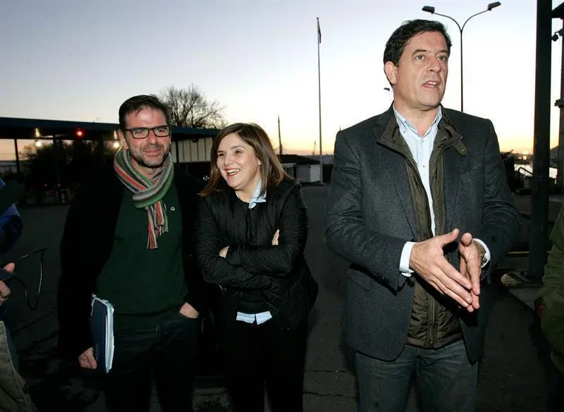 Besteiro, junto a Cancela y Mato, antes de reunirse con el comité de empresa de Navantia