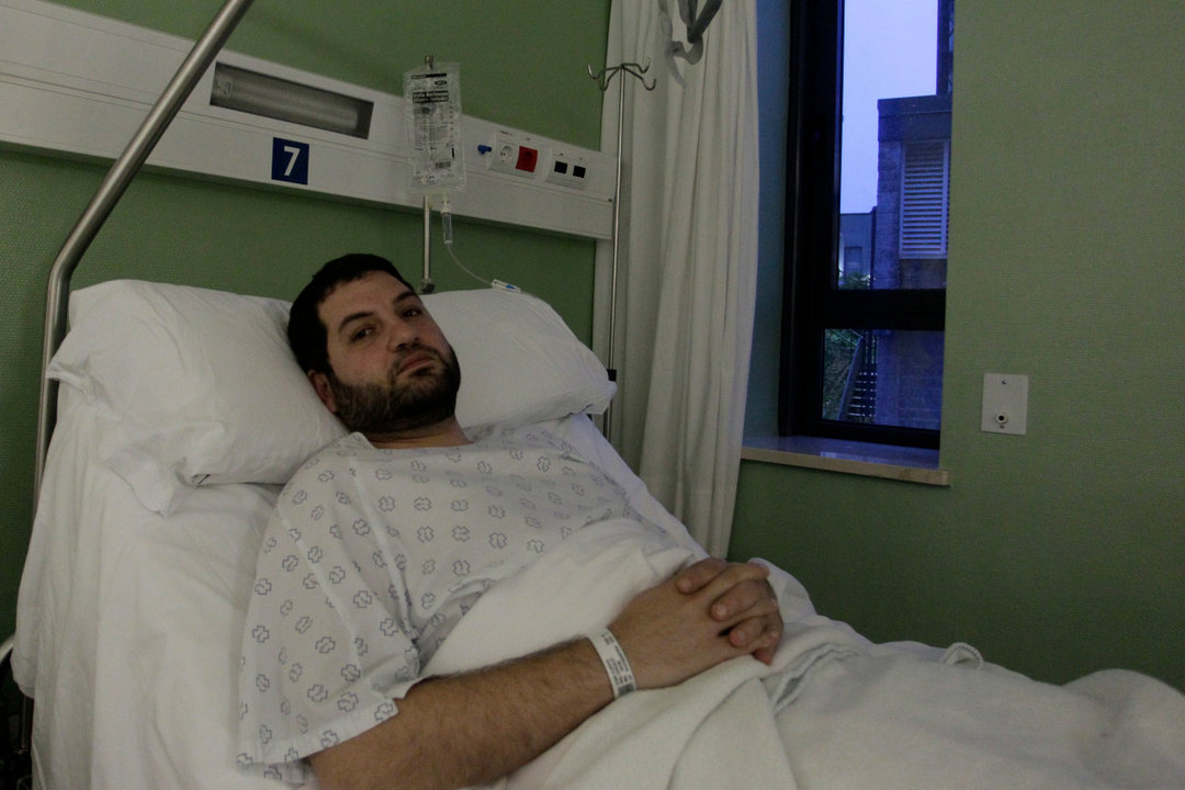 César Abal, este lunes en el hospital, tras su intervención quirúrgica