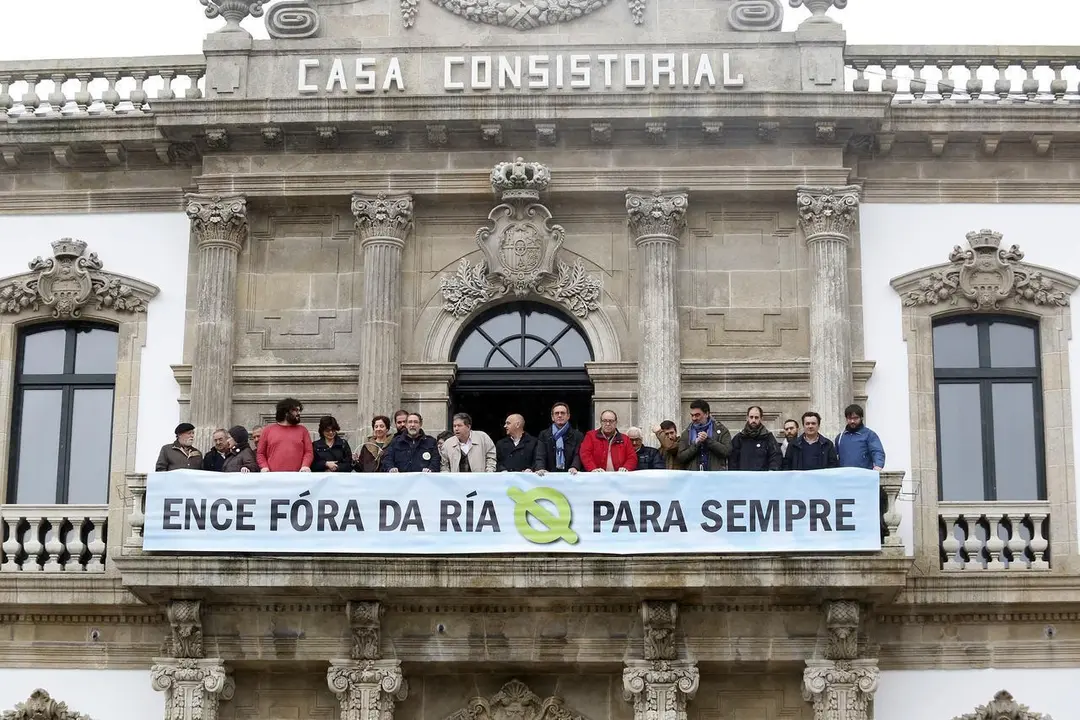 Pancarta desplegada en el balcón del Concello