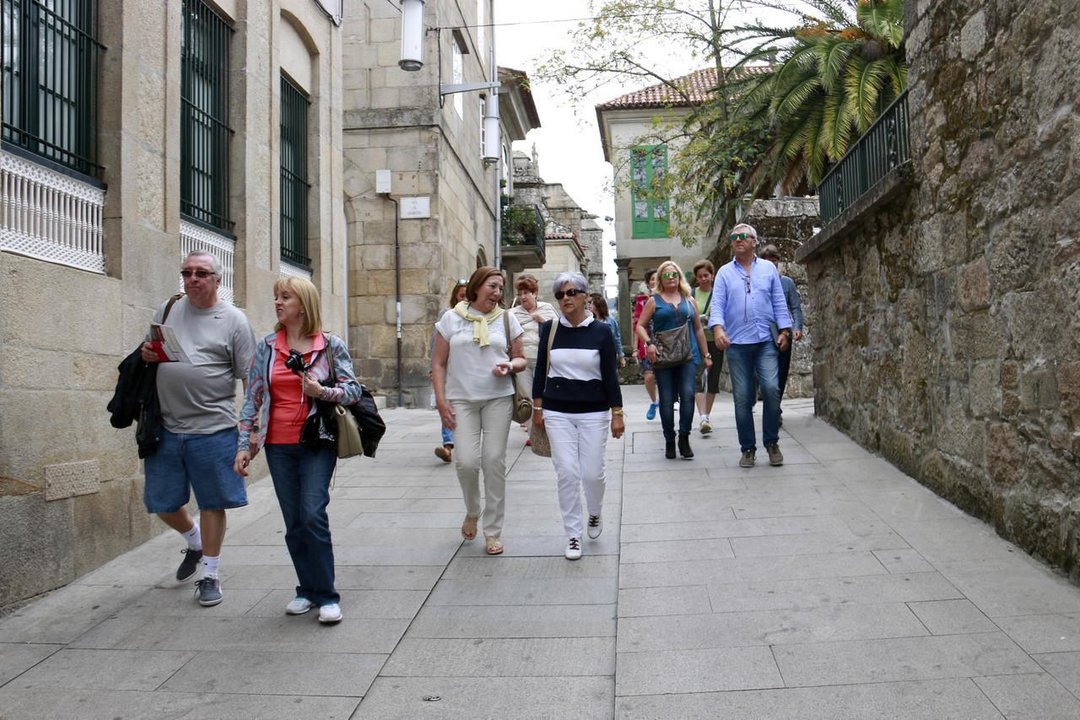 Un grupo de turistas visitando la zona vieja de Pontevedra
