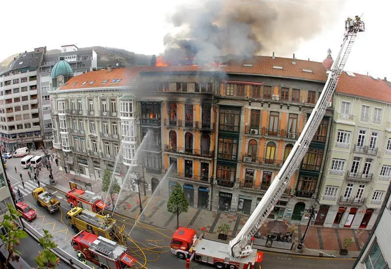 El derrumbe de un edificio en llamas se cobra la vida de un bombero en Oviedo