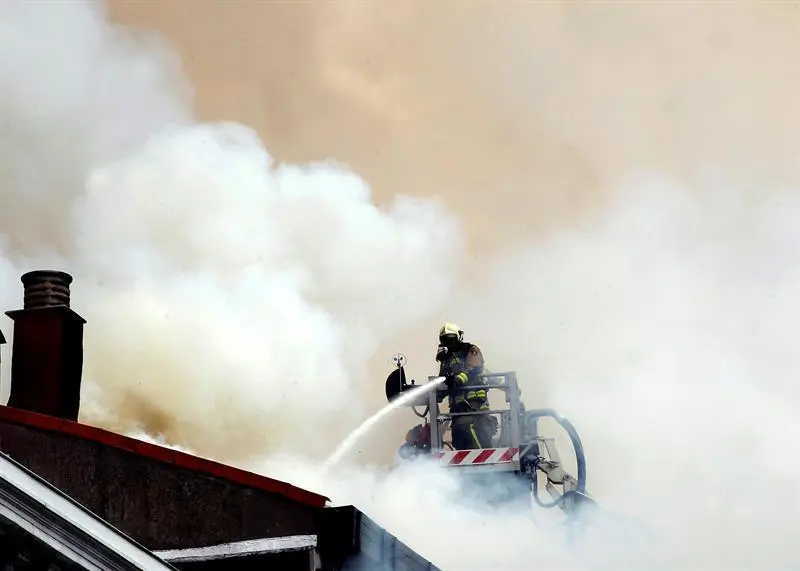 El derrumbe de un edificio en llamas se cobra la vida de un bombero en Oviedo