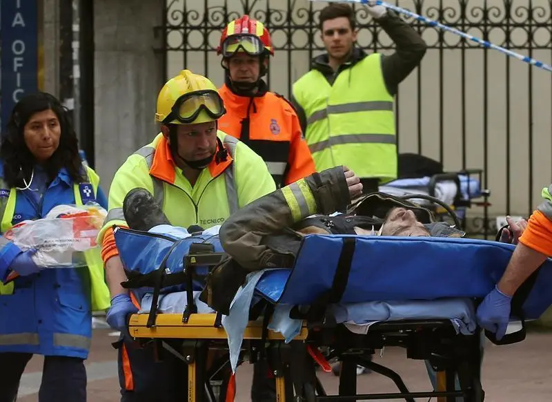 El derrumbe de un edificio en llamas se cobra la vida de un bombero en Oviedo