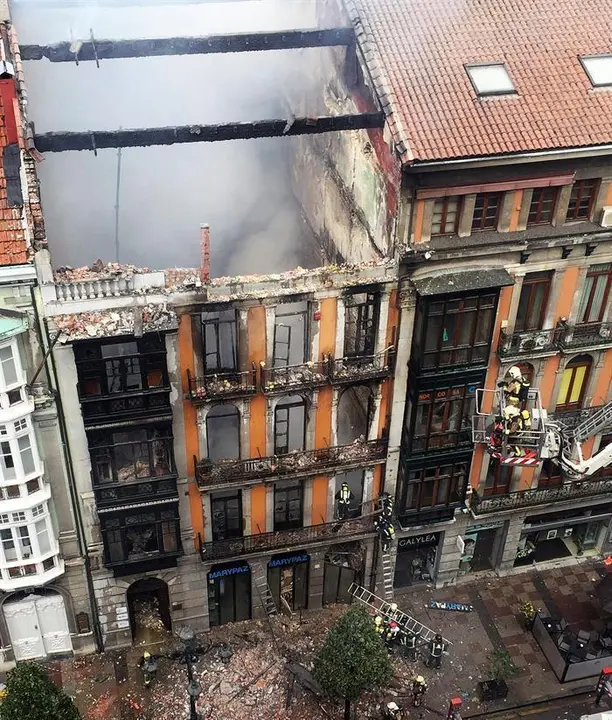 El derrumbe de un edificio en llamas se cobra la vida de un bombero en Oviedo