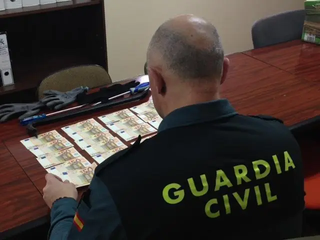 Parte de los efectos intervenidos a los detenidos.