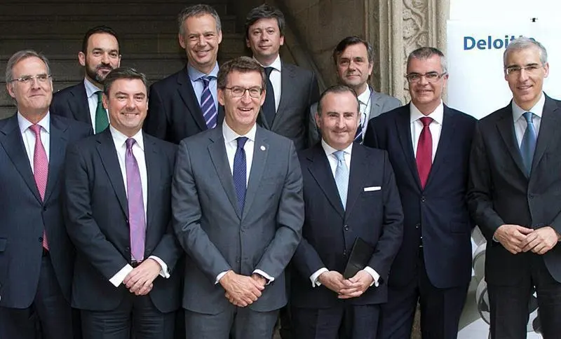 El presidente de la Xunta, Alberto Núñez Feijóo, posa con los directivos de la Asociación para el Progreso de la Dirección de Galicia