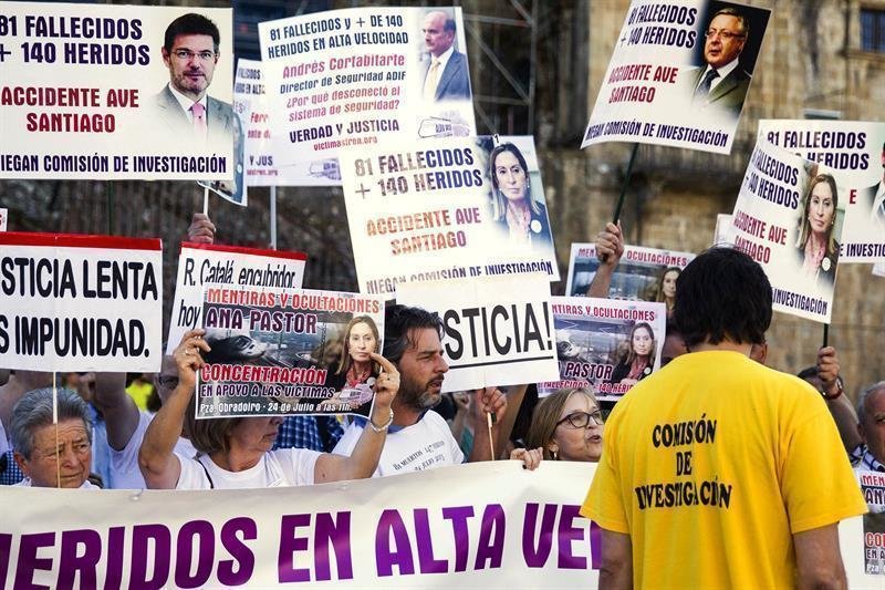 Concentración de las víctimas del Alvia en la Praza do Obradoiro