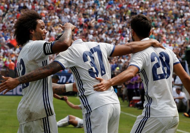El jugador del Real Madrid Mariano Díaz (centro) celebra con sus compañeros Marcelo (izquierda) y Marco Asensio la anotación de un gol ante el Chelsea