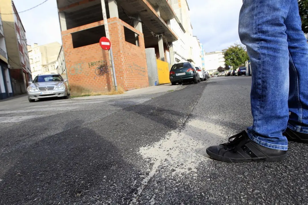 El lugar donde quedó tendida la mujer, con las huellas tapadas por arena