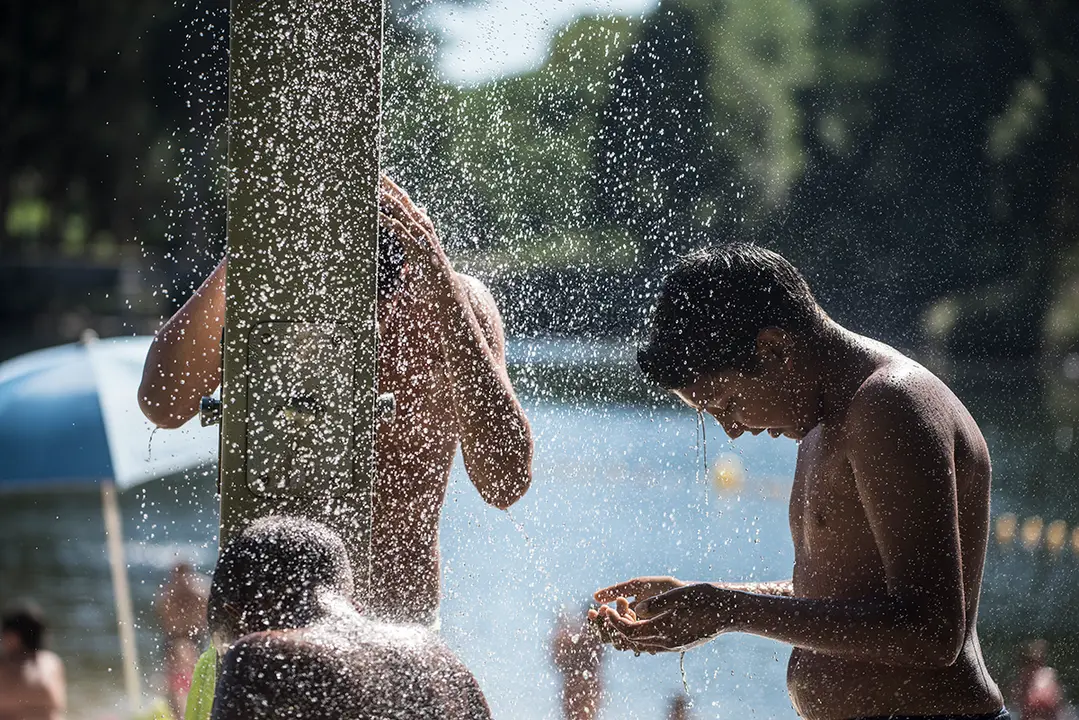 Jóvenes refrescándose en el río