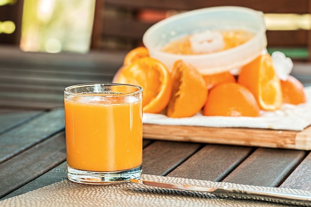 El consumo habitual de zumo de naranja nos aportará una dosis extra de vitamina C