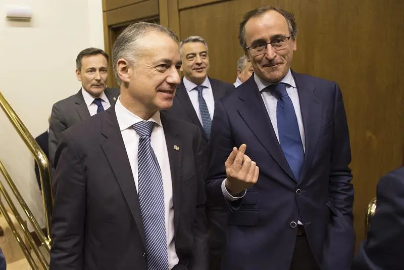 El candidato del PNV, Iñigo Urkullu, junto al portavoz del PP, Alfonso Alonso