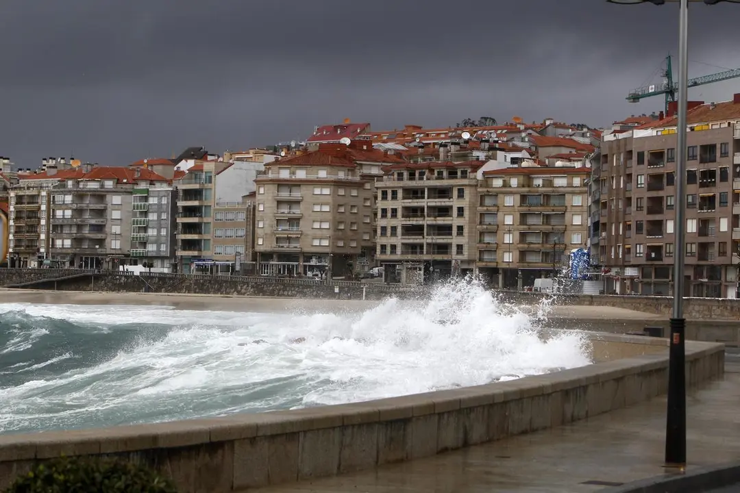 La playa de Silgar durante un fuerte oleaje