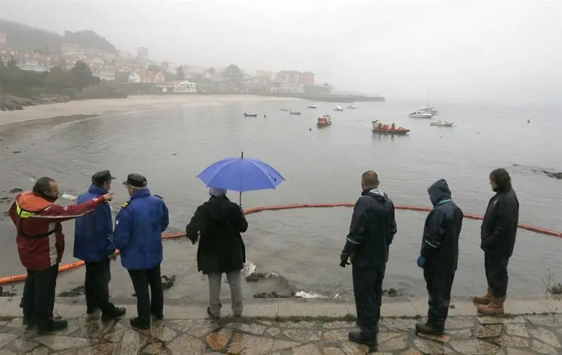 Dispositivo anticontaminación instalado este miércoles en Corcubión