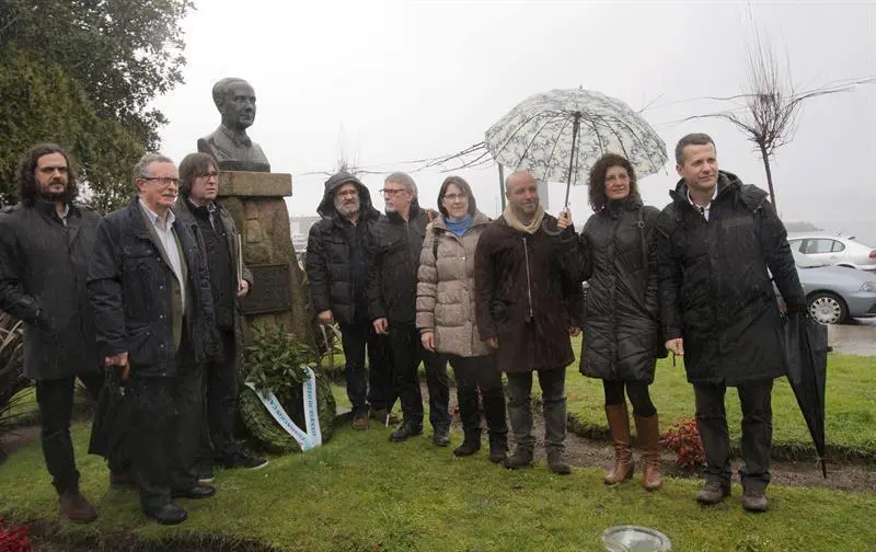 Luis Villares, acompañado por diferentes políticos de la comunidad y Jokin Bildarratz en el 131 aniversario del nacimiento del Castelao