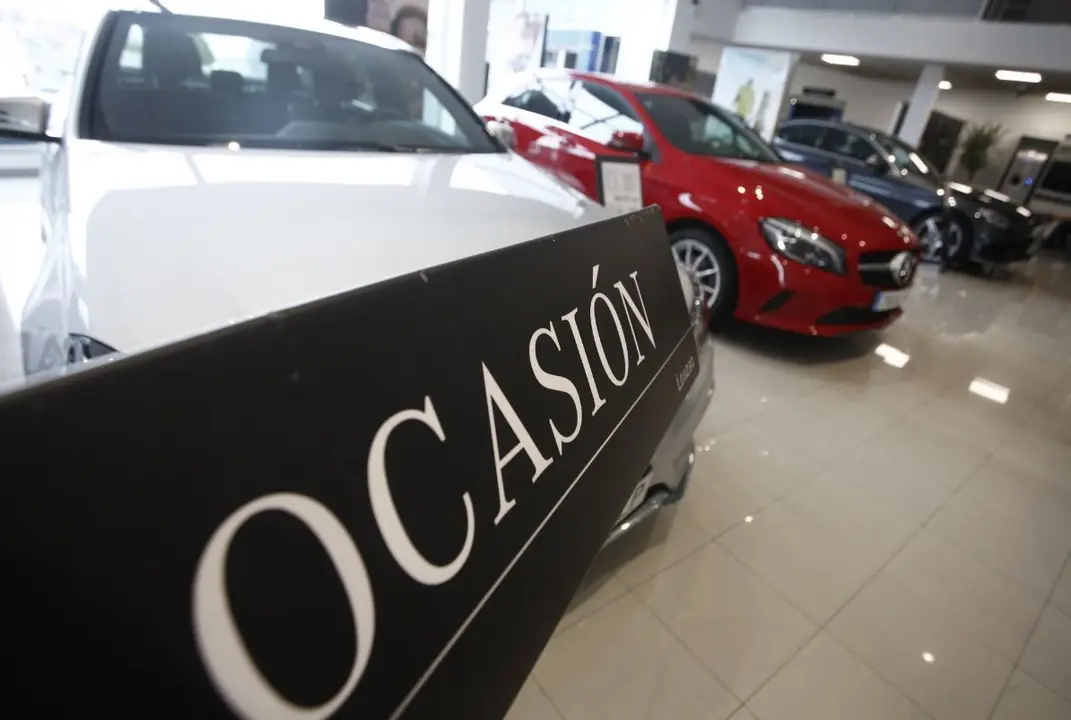 Veh&iacute;culos de ocasi&oacute;n en un concesionario
