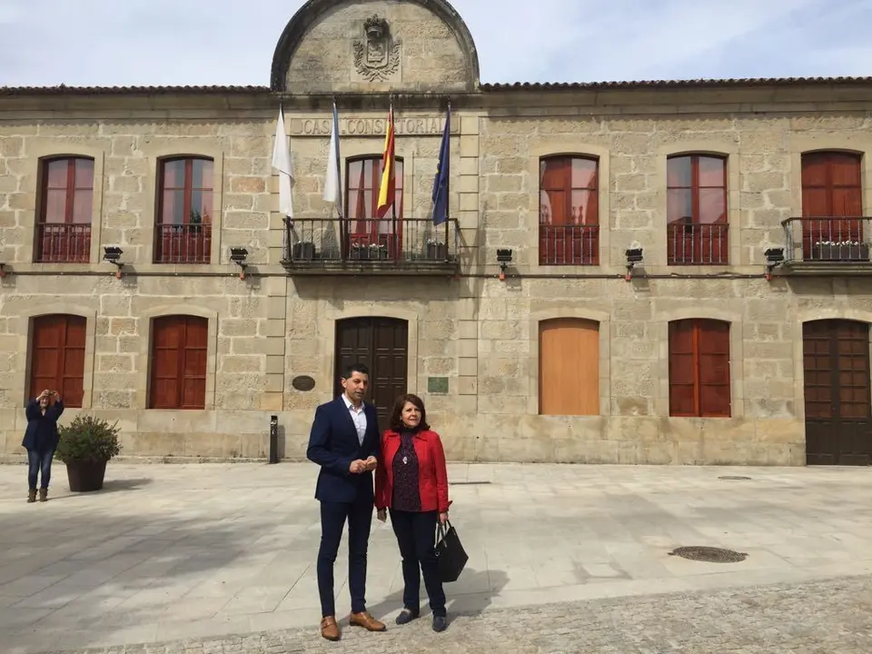 El regidor de Ponte Caldelas, Andres Díaz, y la alcaldesa en funciones de Poio, Chelo Besada, este sábado