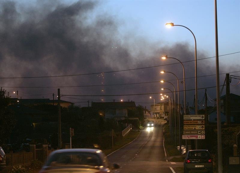 Vista del incendio que se ha originado en la parroquia de O Val, en Narón