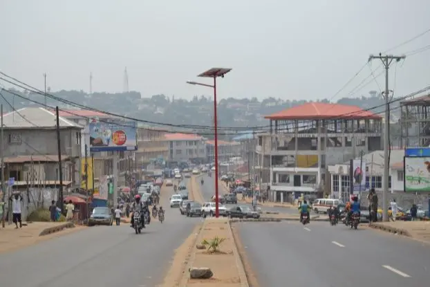 Instalación durante la fase piloto del sistema fotovoltaico de Moonoff en Sierra Leona