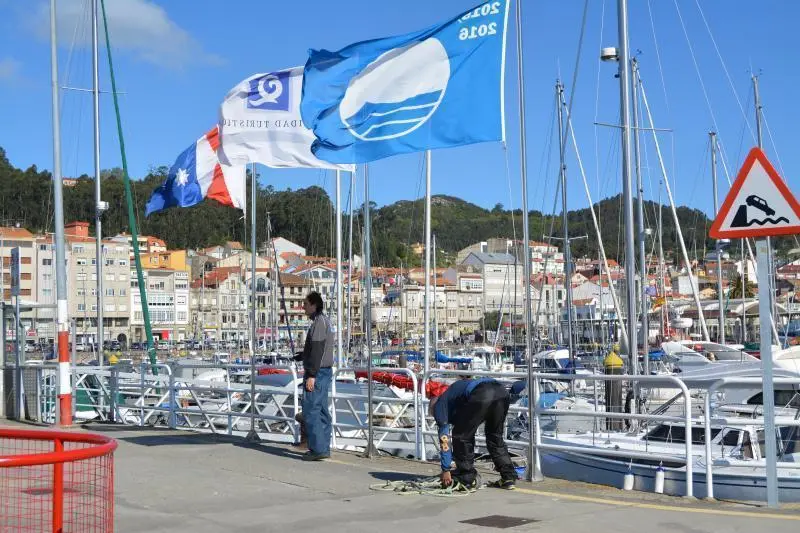 Imagen de la Bandera Azul ondeando