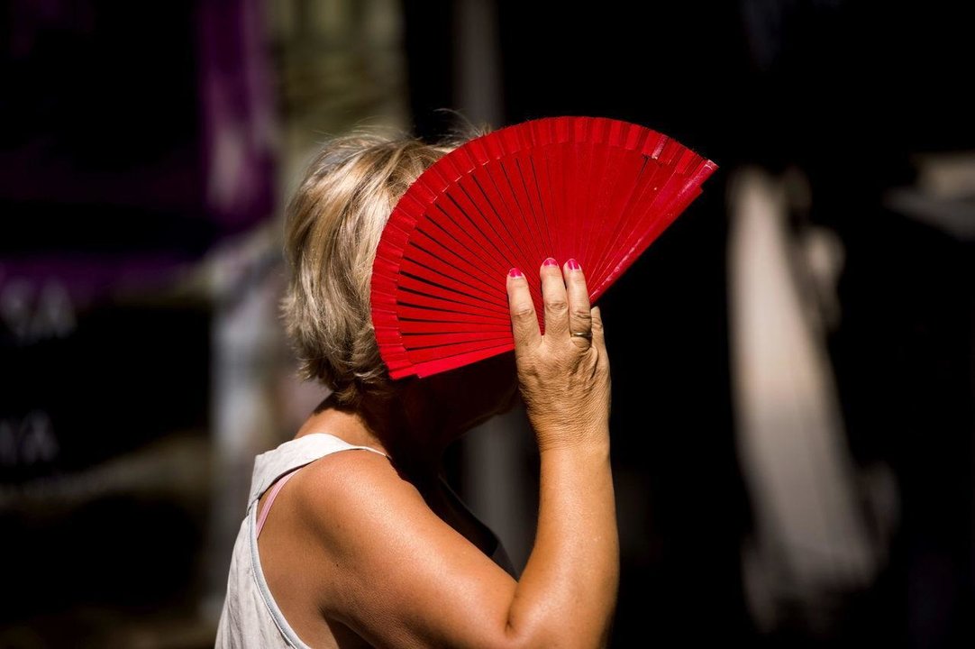 Una mujer trata de combatir el calor