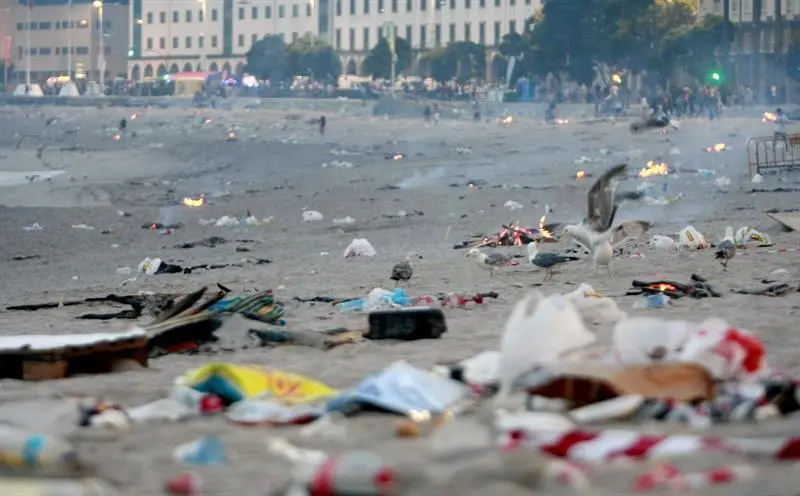 Aspecto que presentaba este sábado por la mañana la playa de Riazor, en A Coruña