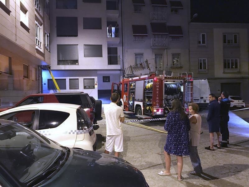 Desalojados varios vecinos por un incendio en un edificio del barrio ourensano de A Ponte