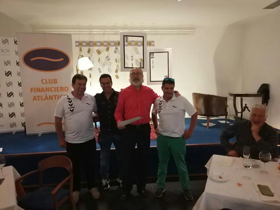 El presidente de la entidad, Mariano Gómez Ulla (segundo por la derecha) entre el premio a los ganadores