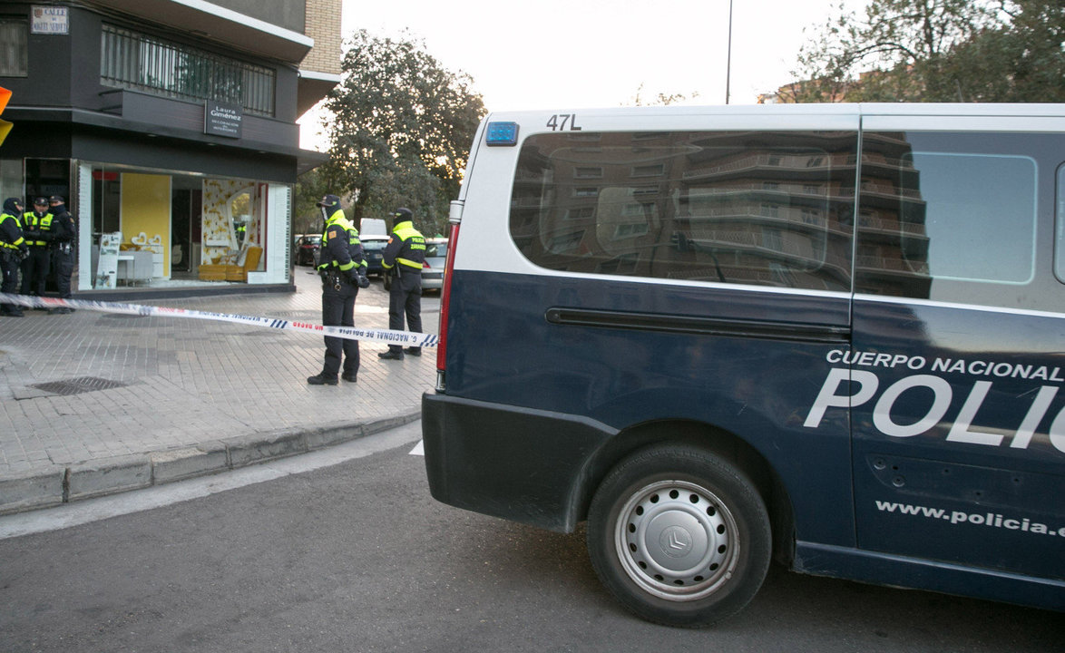La Policía Nacional ha neutralizado en Zaragoza varios paquetes postales sospechosos enviados a organismos y empresas. JAVIER CEBOLLADA (EFE)