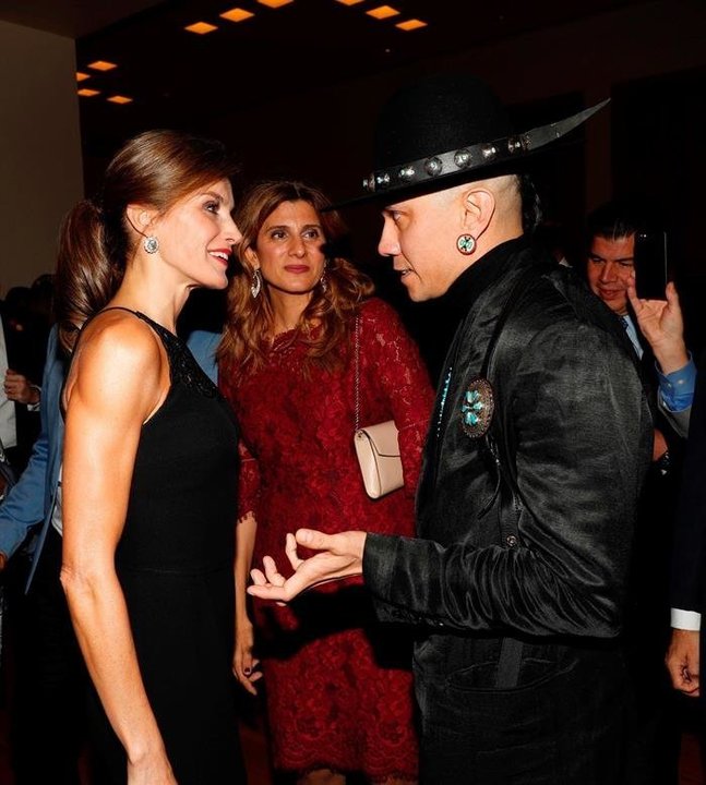 La reina Letizia conversando con el cantante de The Black Eyed Peas. EFE