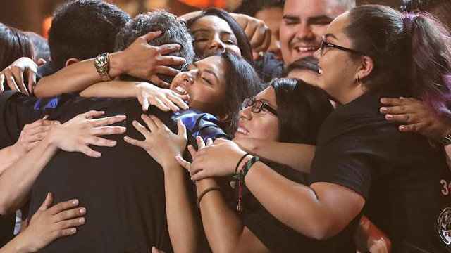 Alejandro Sanz, abrazado por un grupo de &#39;dreamers&#39; en los Grammy Latino. MIKE NELSON (EFE)
