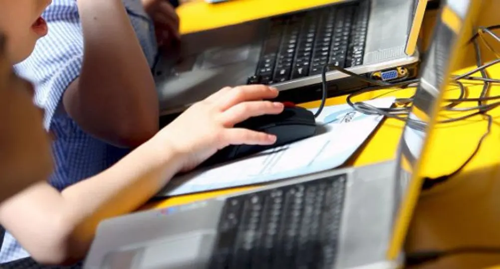 Niños usando un ordenador.AEP