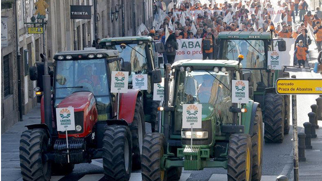 Ganaderos y agricultores se manifestaron en Santiago este sábado, convocados por los sindicatos agrarios, en demanda de mayor atención para el rural gallego. LAVANDERIA JR (EFE)