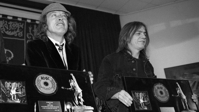 Fotografía de archivo del año 2000 de Angus Young y su hermano Malcolm. GUILLERMO JUNQUERA (EFE)