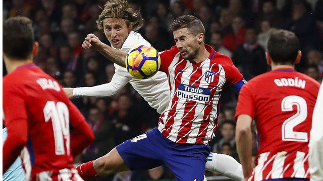El centrocampista del Atlético de Madrid Gabi salta a por un balón con Modric, del Real Madrid. JUANJO MARTÍN (EFE)