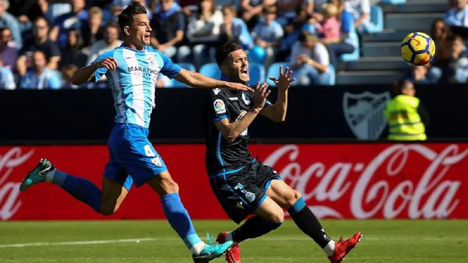 Lucas Pérez en una acción del partido frente al Málaga. EFE