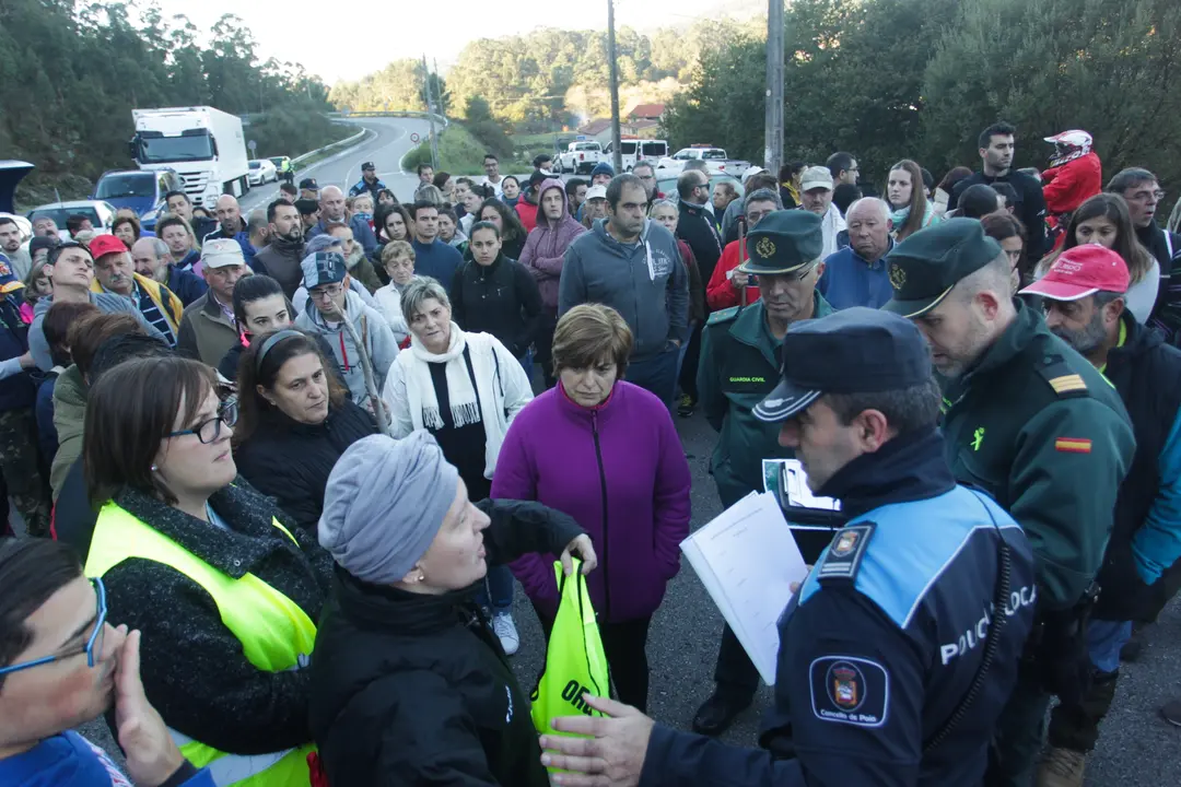 Batida masiva para localizar al octogenario desaparecido en Poio, este domingo. DAVID FREIRE