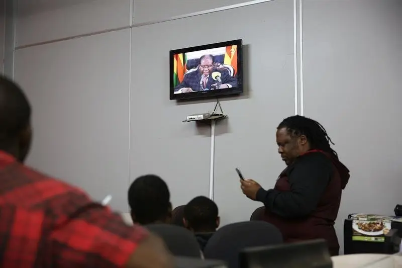 Mugabe lanza su mensaje televisado. AARON UFUMELI (EFE)