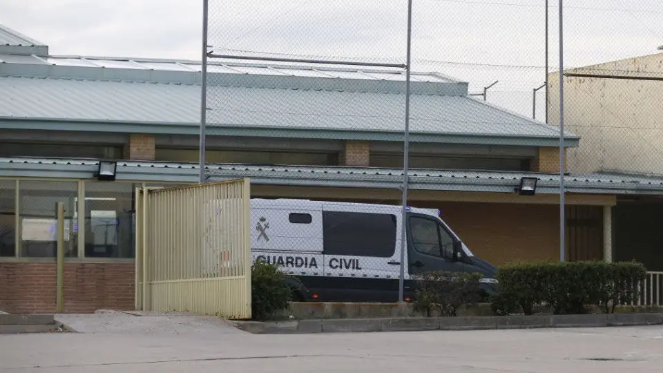 Furgón de la Guardia Civil ante el penal de Soto del Real. AEP