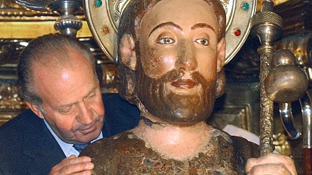 El Rey Juan Carlos abraza la figura de Santiago Apóstol durante un acto en la catedral en 2013. ADP