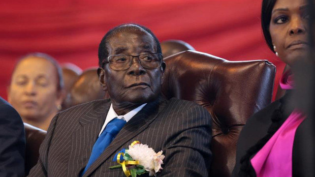 El hasta ahora presidente de Zimbabue, Rober Mugabe, en un acto durante el Día de la Infancia Africana, el junio pasado. AARON UFUMELI (EFE)