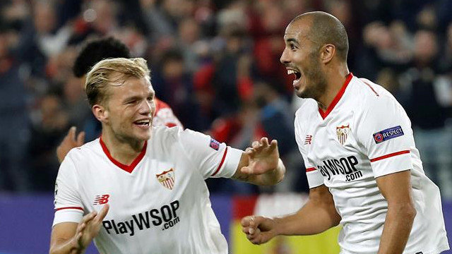 El centrocampista del Sevilla Guido Pizarro celebra con su compañero Johannes Geis su gol. JULIO MUÑOZ