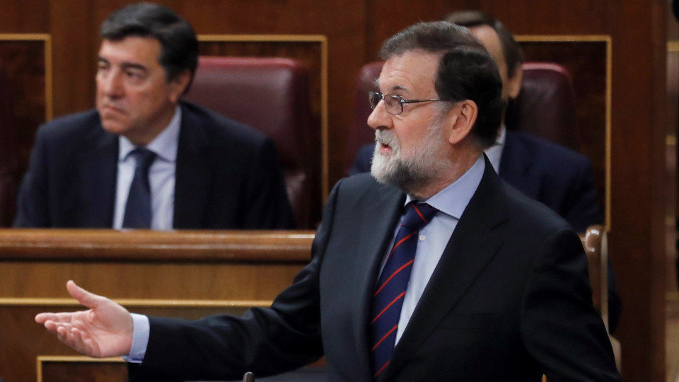 Mariano Rajoy, responde al portavoz de ERC , Gabriel Rufián, en el Congreso. JUAN CARLOS HIDALGO (EFE)
