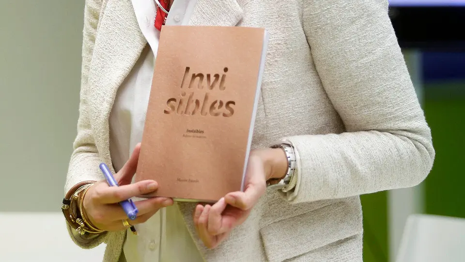 Detalle del libro 'Invisibles', de Montse Fajardo. JAVIER CERVERA-MERCADILLO