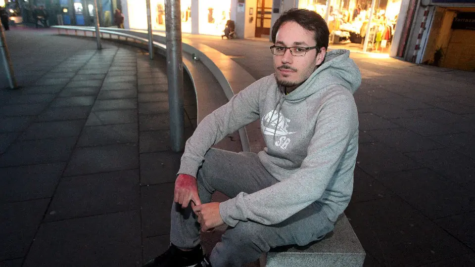 Belbo Alonso, nunha praza do centro de Santiago, a onde regresou para retomar canto antes os seus estudos de Farmacia. PEPE FERRÍN (AGN) - Incendio en Soutomaior