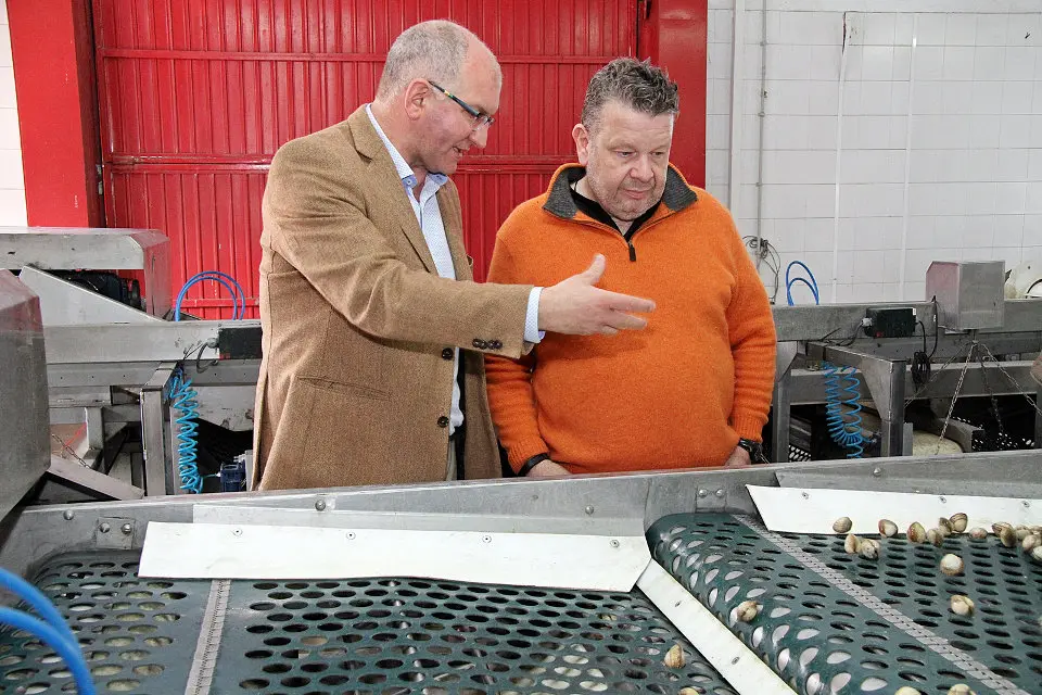 Alberto Chicote, de marisqueo en Noia (3). LUIS POLO